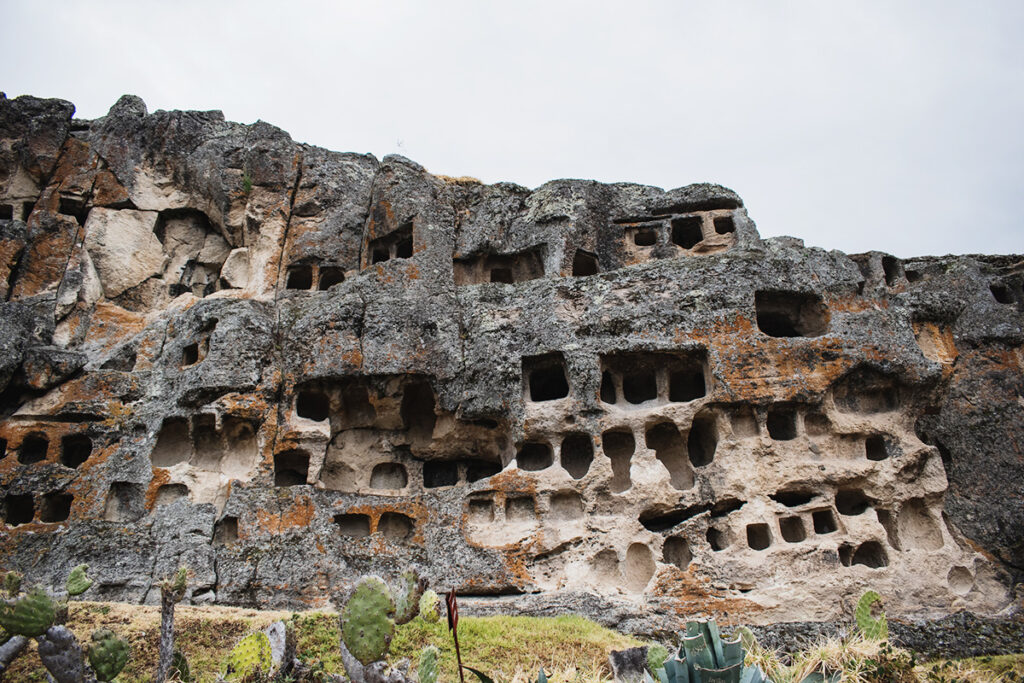 Ventanillas de Otuzco en Cajamarca, Perú: necrópolis preincaica tallada en la roca