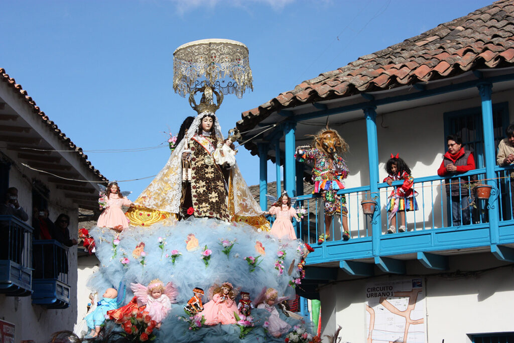 Festividad en honor a Virgen del Carmen en la provincia de Paucartambo, Cusco