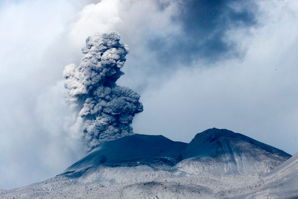 Erupción del volcán sabancaya con una columna de ceniza elevándose hacia el cielo, vista desde el flanco sur del cráter