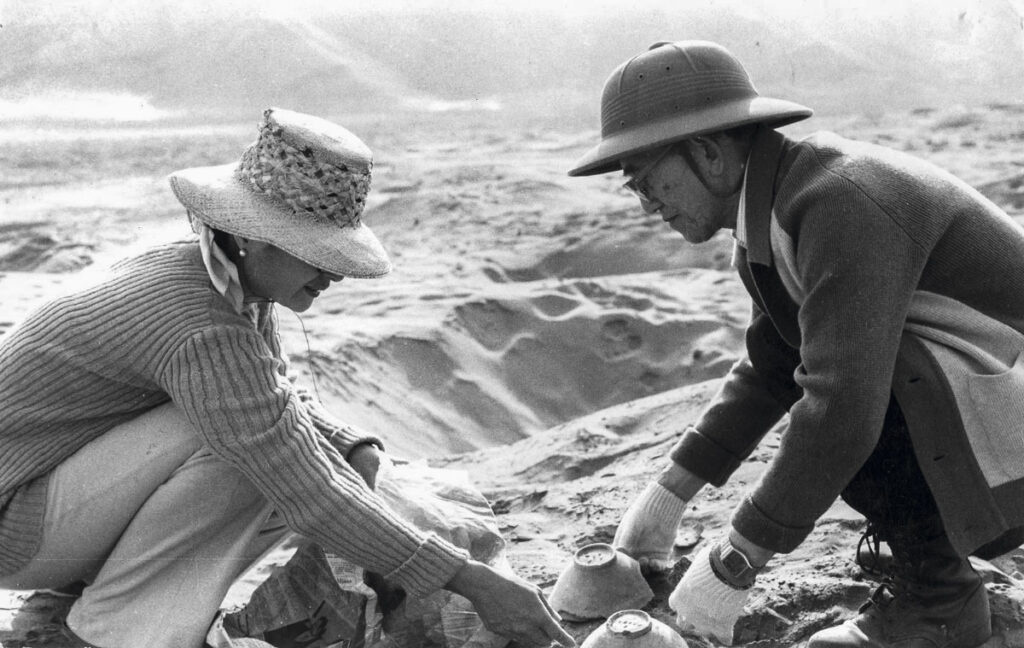 Yoshitaro Amano y esposa en el desierto peruano 