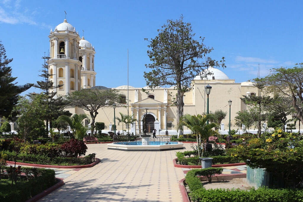 Plaza principal de Lambayeque, ciudad conocida por su legado histórico y su tradición en la elaboración del King Kong