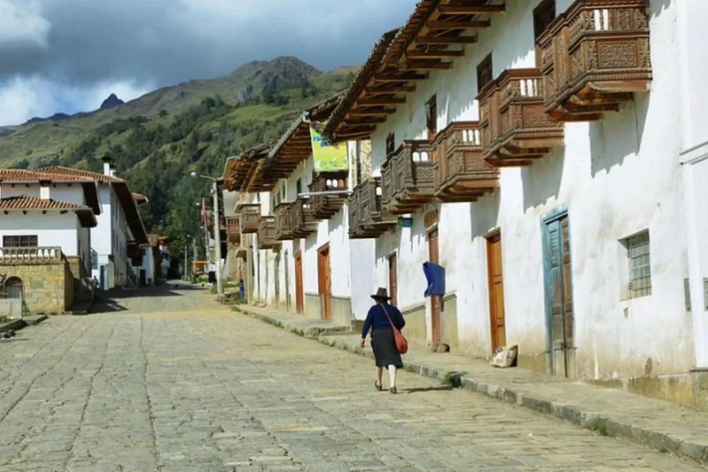 Calle empedrada y balcones tallados en madera en el centro histórico de Chacas, Áncash.