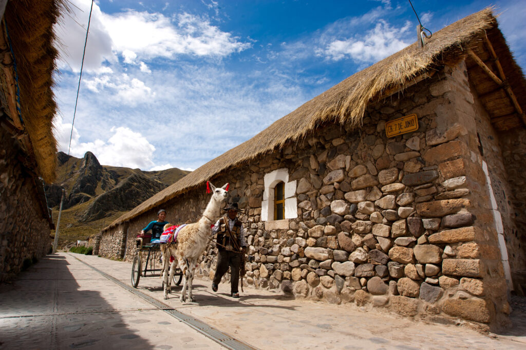 En Sibayo, la arquitectura de piedra y la vida comunitaria se mantienen vigentes