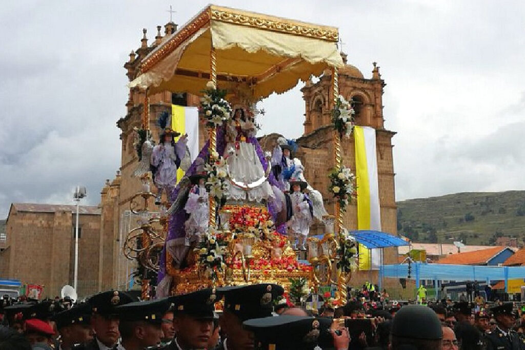 Procesión tradicional con imagen religiosa en la Plaza de Armas de Puno, frente a la Catedral, durante una festividad altiplánica