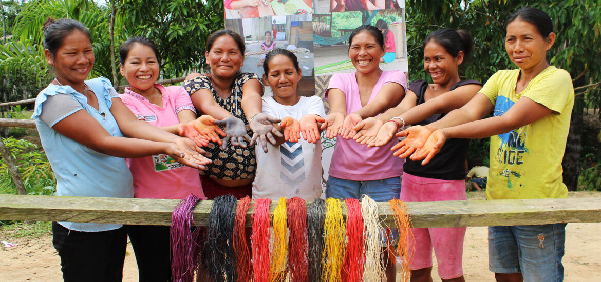 Mujeres de la comunidad yagua en la selva peruana mostrando sus teñidos
