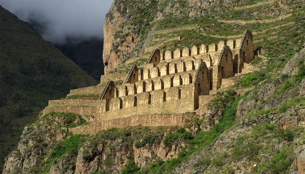 Graneros de Pinkuylluna situados en una montaña de Ollantaytambo