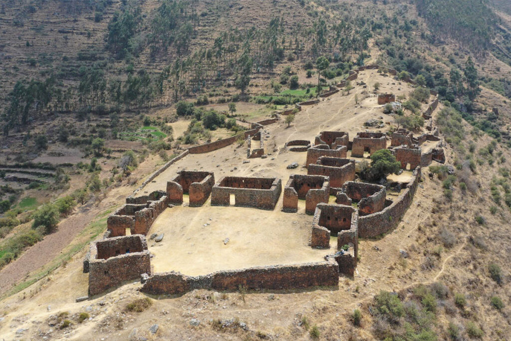 Ruinas de muros en Pumamarca, rodeados de montañas y bosques 