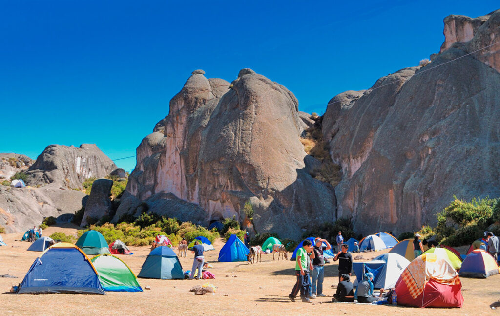 Campamento en Marcahuasi rodeado de formaciones rocosas monumentales