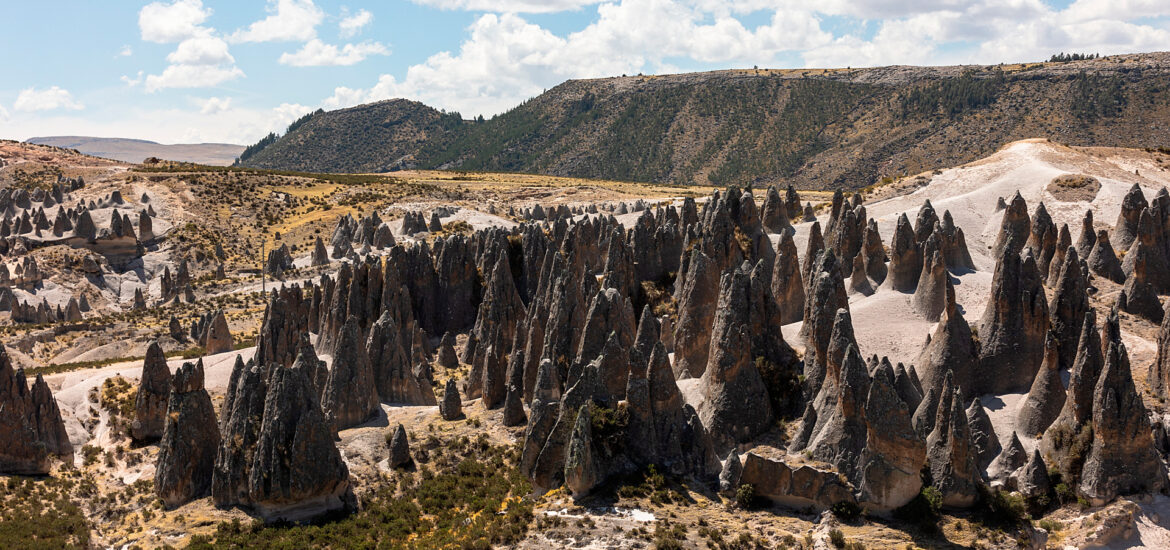 Vista panorámica del Bosque de Piedras de Pampachiri en Apurímac, con formaciones cónicas dispersas sobre el paisaje altoandino