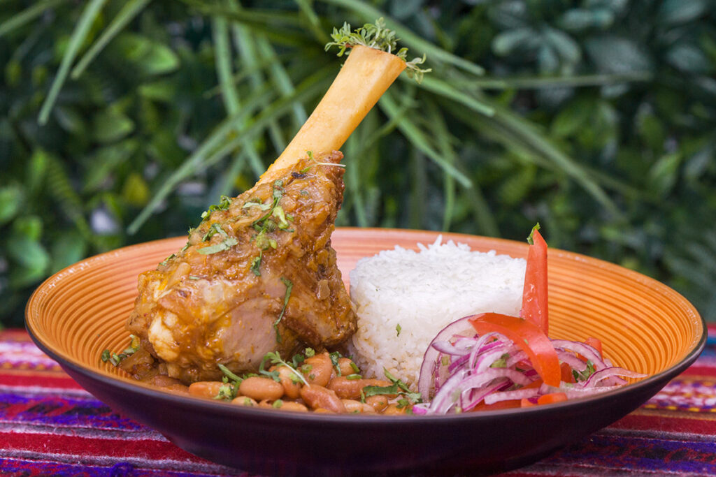 Plato de cabrito a la norteña con arroz, frejoles y sarza criolla, un clásico de la gastronomía de Chiclayo
