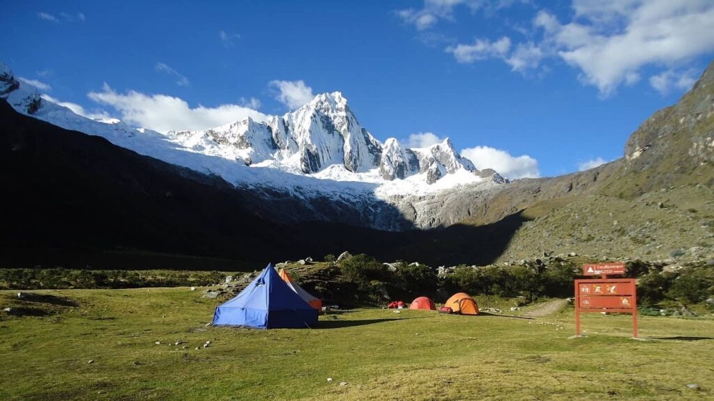 Campamento en Cebolla pampa con vista a los nevados del Parque nacional de Huascarán