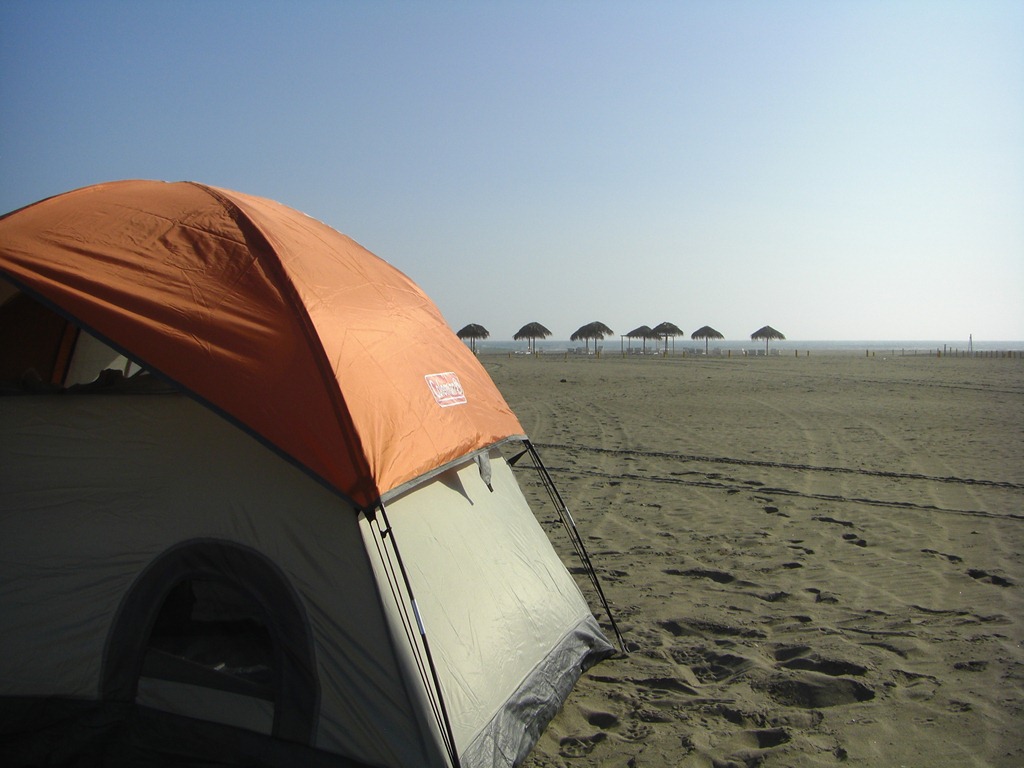 carpa instalada frente al mar en la reserva nacional de paracas, uno de los pocos lugares autorizados para acampar en la costa peruana