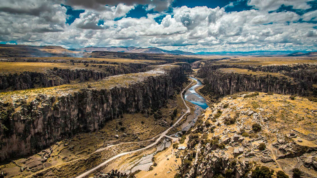 Vista aérea de los Tres Cañones de Sukuytambo con un río serpenteando entre las formaciones rocosas
