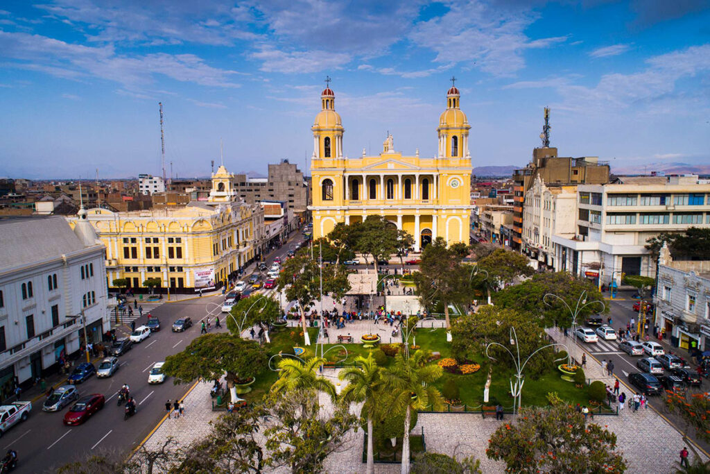 Vista área de la Plaza de Armas y la Catedral de Chiclayo, centro histórico y espiritual de la ciudad