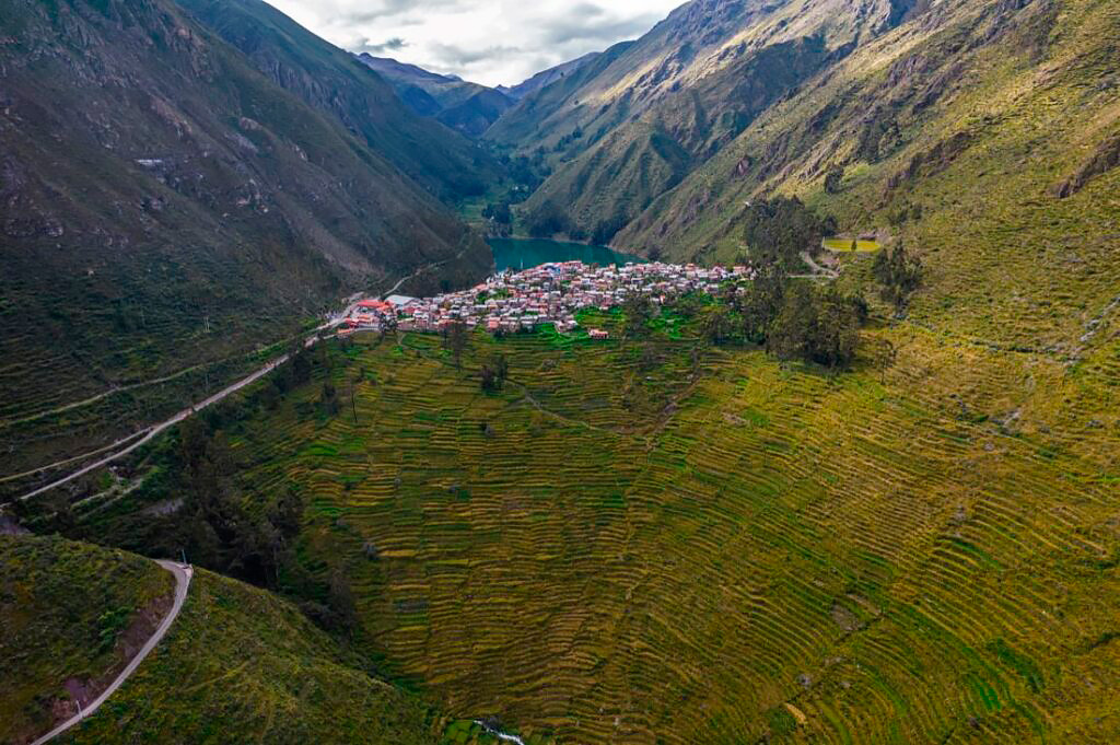 Vista aérea del pueblo de Laraos rodeado de andenes agrícolas y montañas andinas en la provincia de Yauyos, Lima