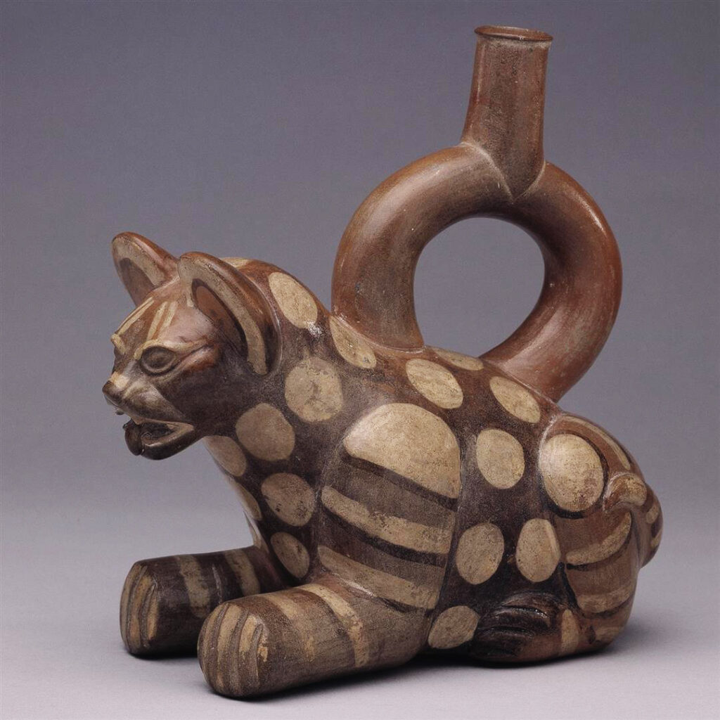 Cerámica prehispánica en forma de puma, símbolo de fuerza y protección en la cosmovisión andina