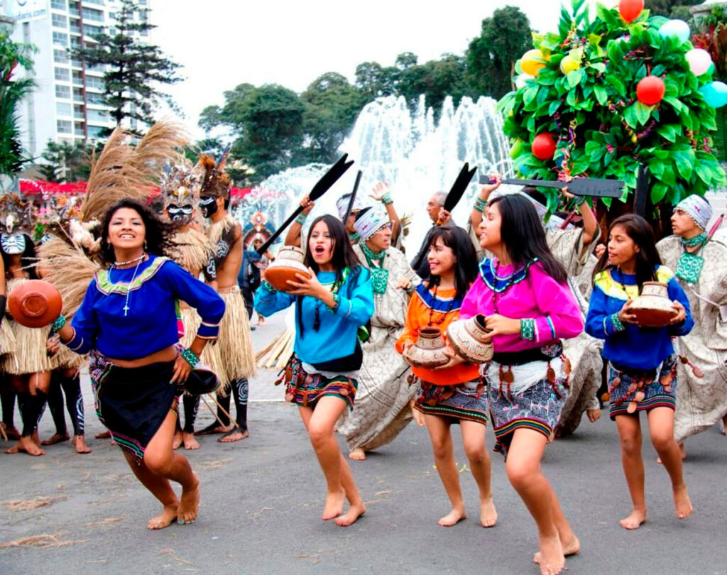 Danza colectiva de jóvenes amazónicas durante la Fiesta de San Juan en un espacio urbano con vestimenta tradicional