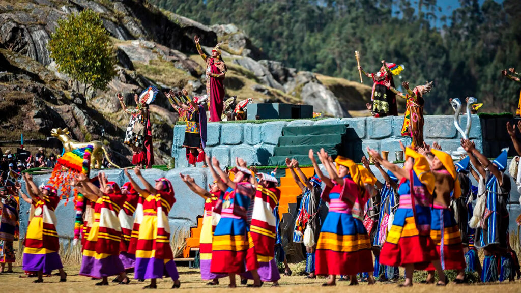 Escenificación del Inti Raymi en Cusco con actores vestidos con trajes incaicos tradicionales