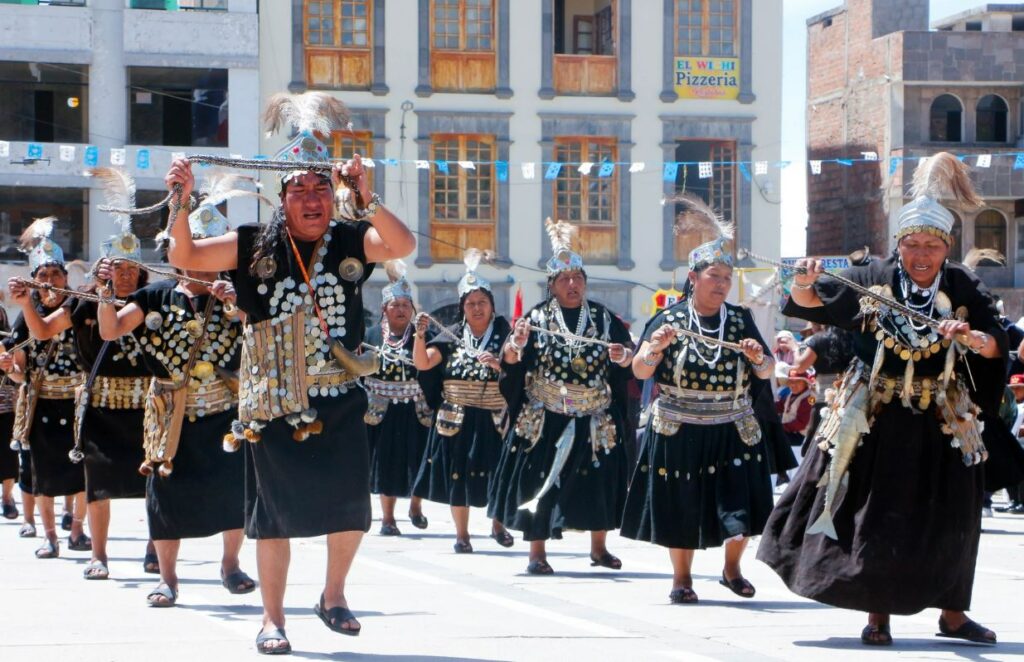 danzantes de la comunidad Huaquina Sapijicani interpretando la danza Los Lupakas en Juli, Puno