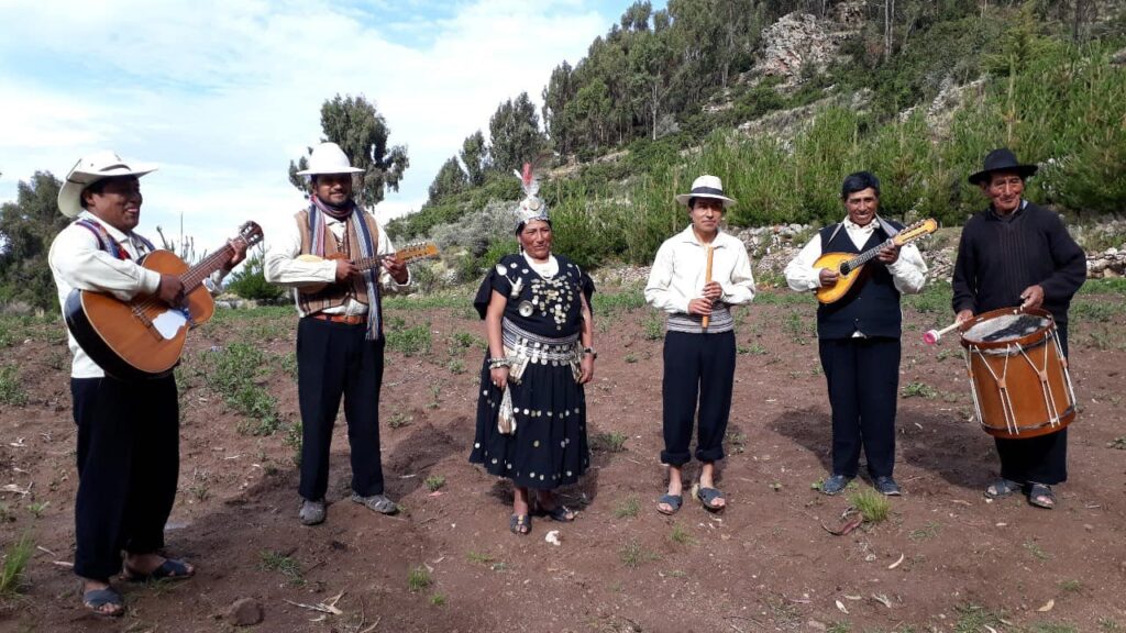 Músicos y danzantes de la comunidad de Huaquina Sapijicani interpretando Los Lupakas en un entorno natural del altiplano puneño