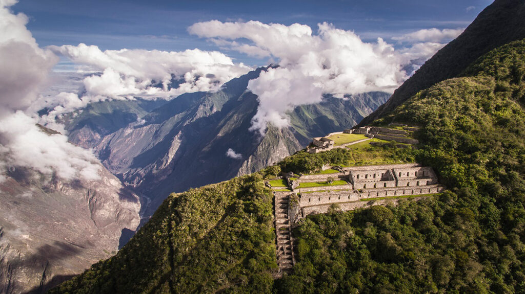 Vista panorámica de Choquequirao con terrazas andinas y plataformas arqueológicas sobre el valle del Apurímac en un día parcialmente nublado