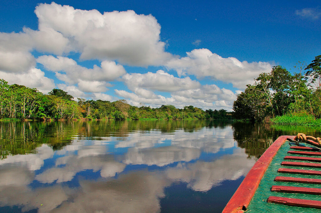 Canal de la Reserva Nacional Pacaya Samiria con reflejos del cielo en sus aguas tranquilas