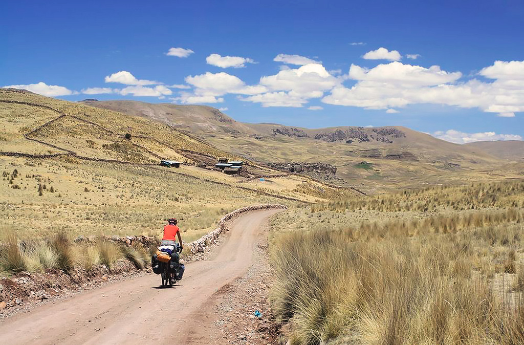 Moto recorriendo una vía rural entre colinas andinas en la provincia de Espinar