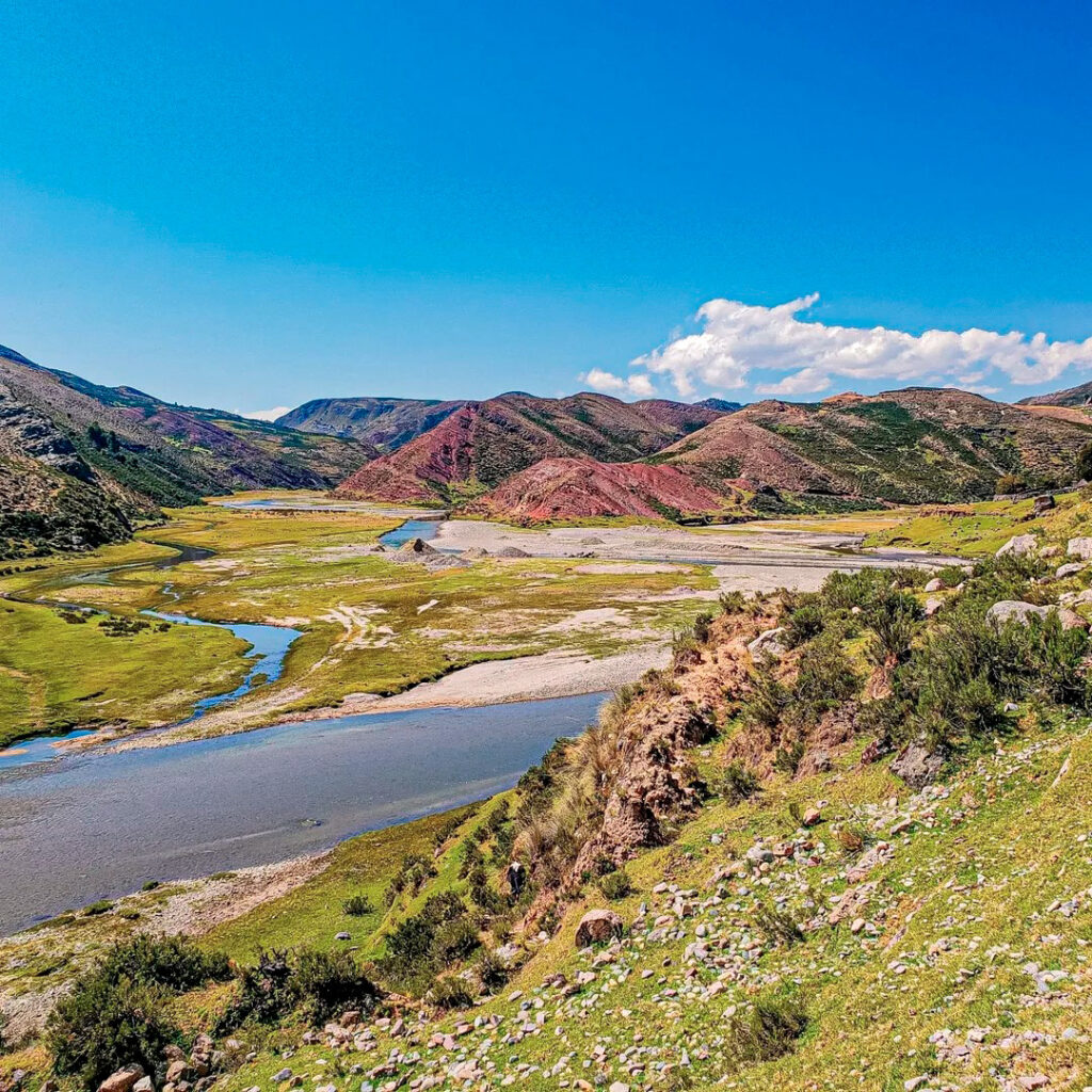 Vista del ecosistema altoandino en los alrededores de Pampachiri,  con vegetación baja, colinas y riachuelos
