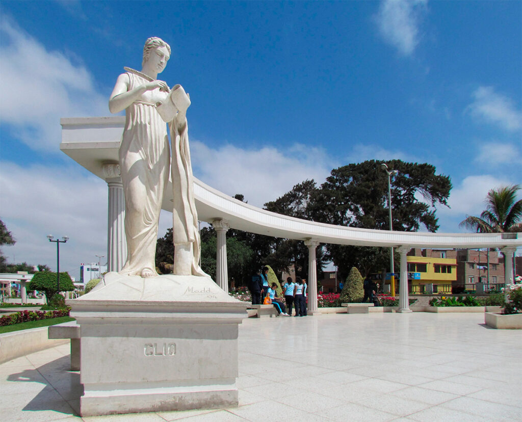 Escultura clásica en el Paseo de las Musas, uno de los espacios culturales más emblemáticos de Chiclayo