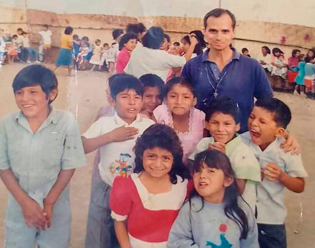 Robert Prevost, futuro Papa León XIV, acompañado de niños en una comunidad rural de Chiclayo