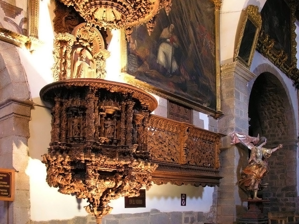 Detalle del púlpito barroco de la Iglesia de San Blas en Cusco, con figuras de ángeles tallados en madera y ornamentación virreinal