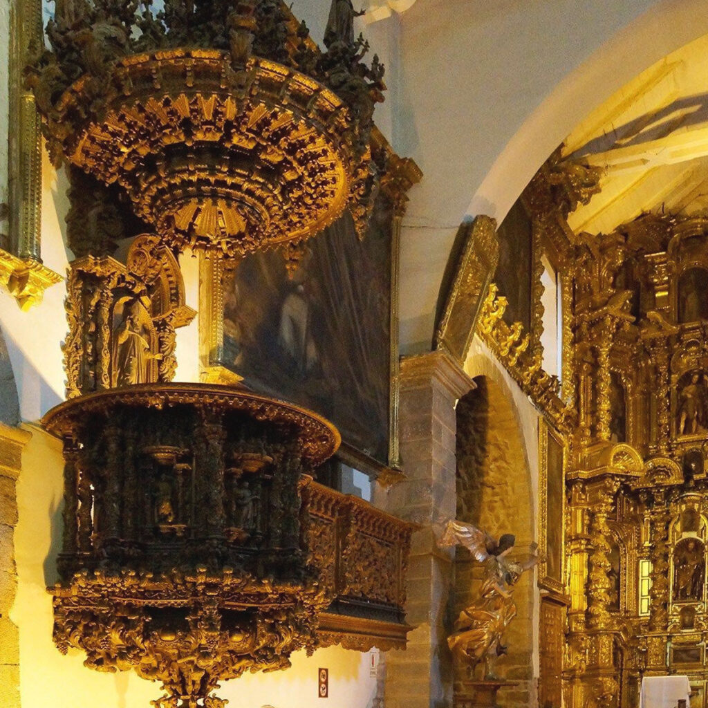 Detalle del púlpito barroco mestizo en la Iglesia de San Blas en Cusco, tallado en madera de cedro con ornamentación religiosa y andina