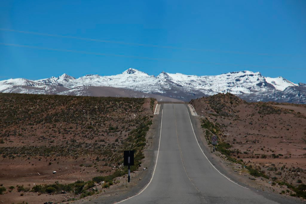 Carretera hacia Chivai con vista a los volcanes nevados del Sur del Perú