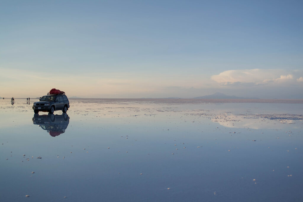 Reflejo de un auto 4 x 4, sobre una superficie salina al atardecer en el cañón de Cotahuasi