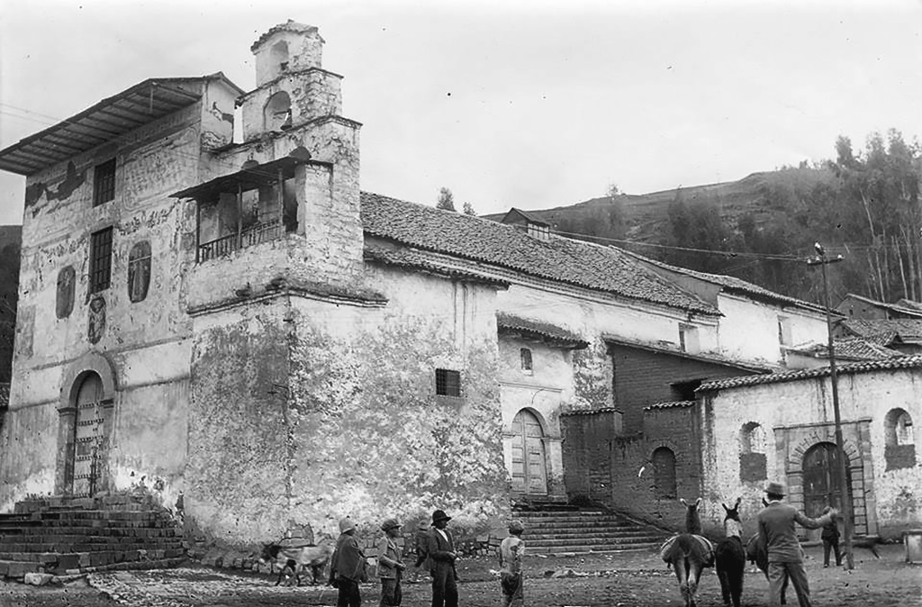 Imagen antigua de la Iglesia de San Blas en Cusco, con pobladores lcoales frente a la fachade templo colonial en el barrio de T'oqokachi