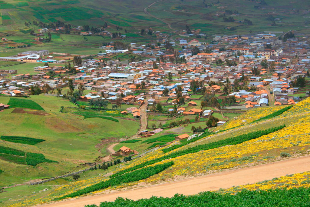 Vista panorámica del pueblo de San Pedro de Cajas rodeado de campos verdes de la sierra peruana