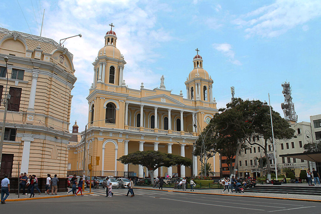 Fachada principal de la Catedral de Chiclayo, templo neoclásico ubicado frente a la Plaza de Armas
