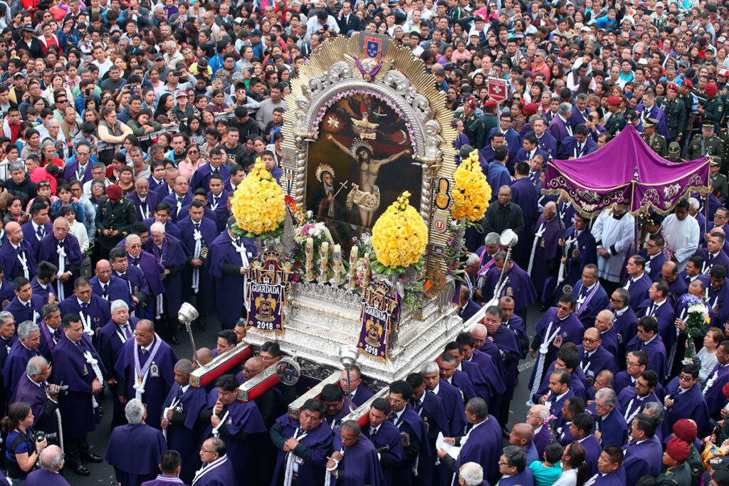Procesión del Señor de los Milagros en Lima con miles de devotos vestidos de morado acompañando la imagen sagrada