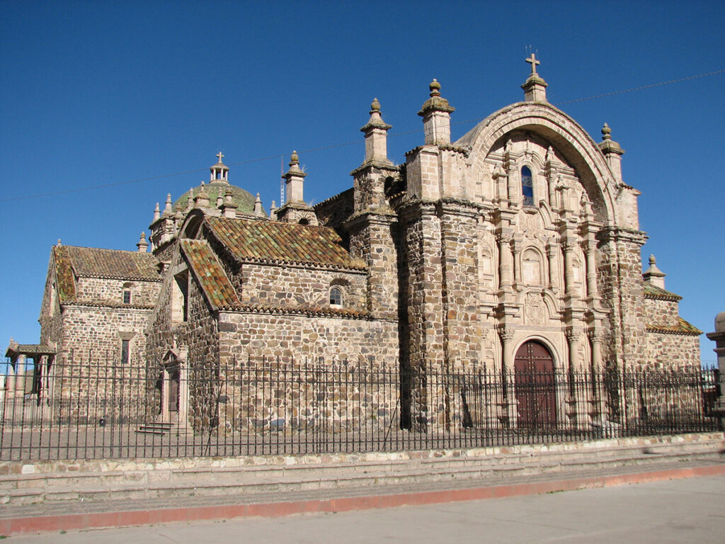 Fachada de la iglesia de Santiago Apóstol en Lampa, construida en piedra volcánica