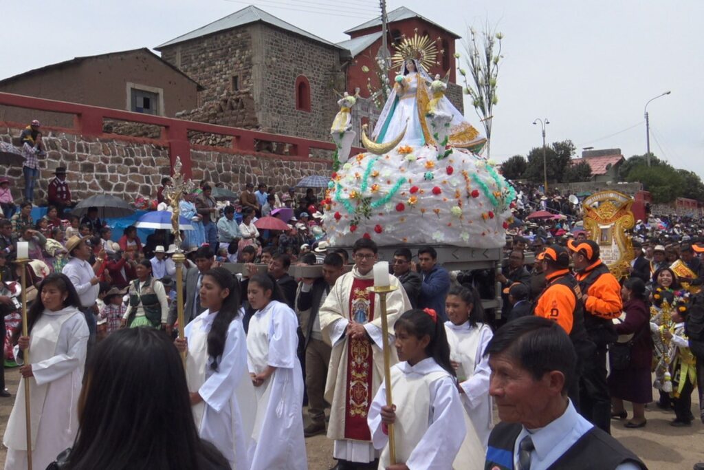 Procesión durante la festividad de la Virgen de la Inmaculada Concepción, con la participación comunitaria y andas decoradas.