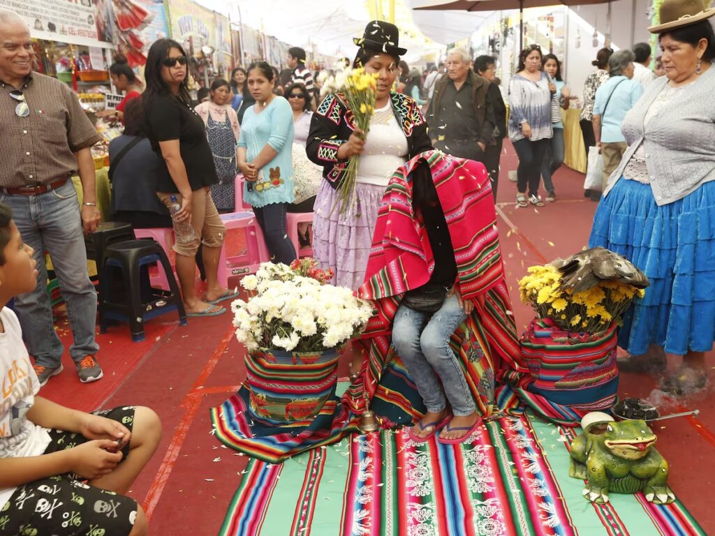 Baño de florecimiento realizado por una guía andina durante una feria popular en el Perú