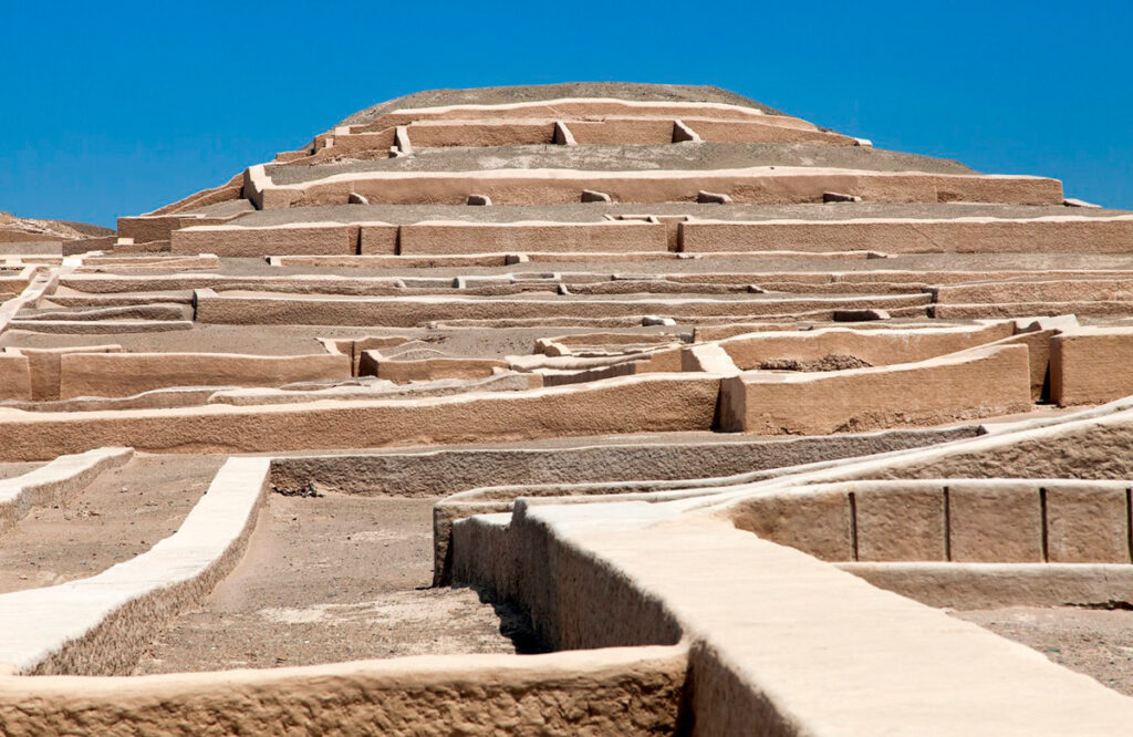 Vista frontal de la Gran Pirámide de Cahuachi, centro ceremonial de adobe en el desierto de Nazca.