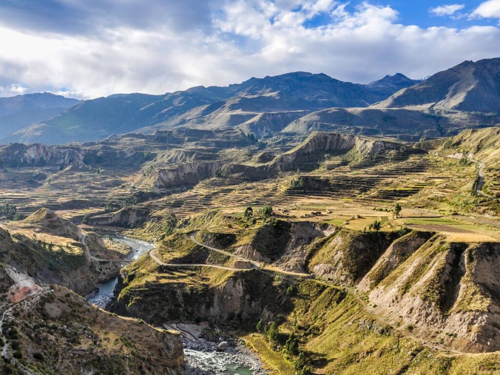 Vista del Cañón del Colca con terrazas agrícolas, laderas profundas y el río recorriendo el fondo del valle en la provincia de Caylloma
