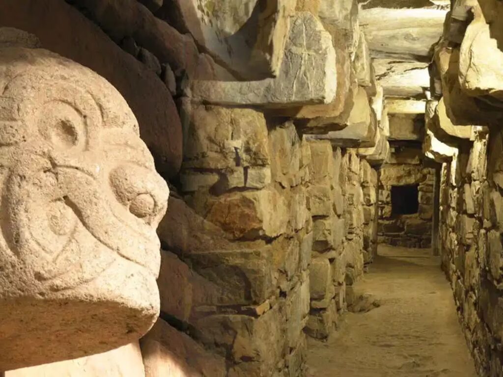 Escultura del Lanzón monolítico y pasadizo interior del templo de Chavín de Huántar, centro ceremonial de los Andes antiguos.