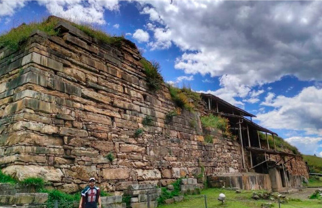 Fachada de piedra del templo principal de Chavín de Huántar, con su entrada ceremonial y muros de bloques líticos
