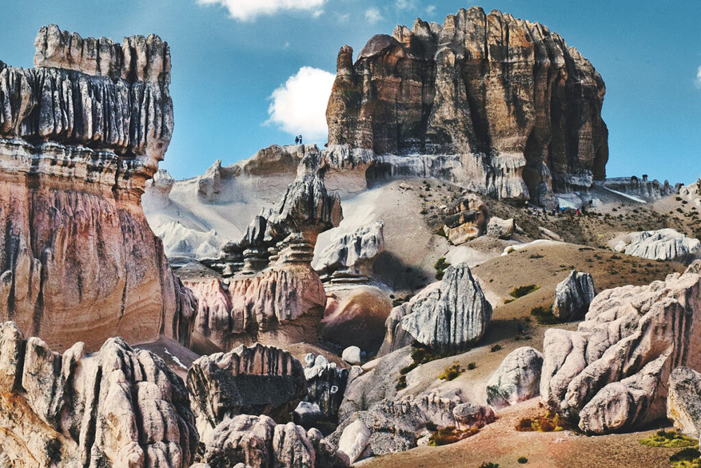 Formaciones rocosas del bosque de piedras de Choqolaqa en el altiplano de Arequipa, Perú