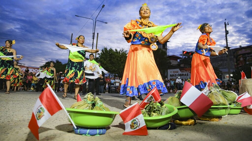 Danzantes amazónicas con trajes típicos y juanes en exposición durante la Fiesta de San Juan en Perú