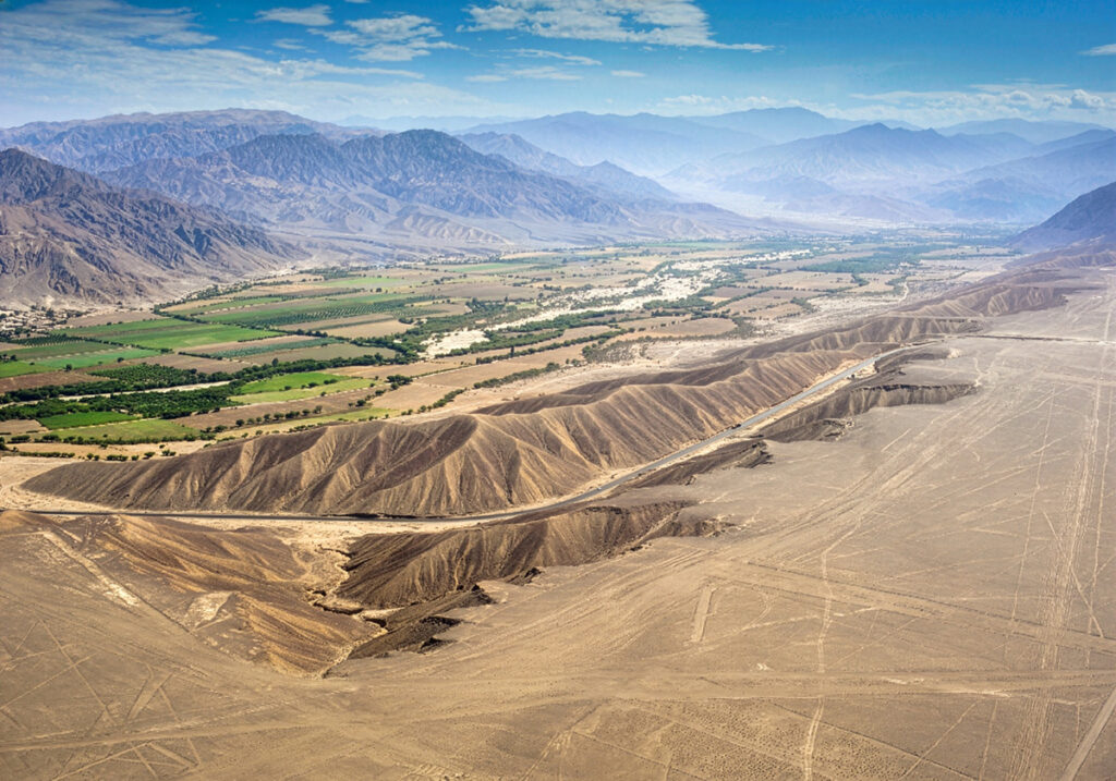 Vista aérea del desierto de Nazca y valles verdes cercanos, mostrando el contraste climático que favorece la preservación de las momias de Chauchilla