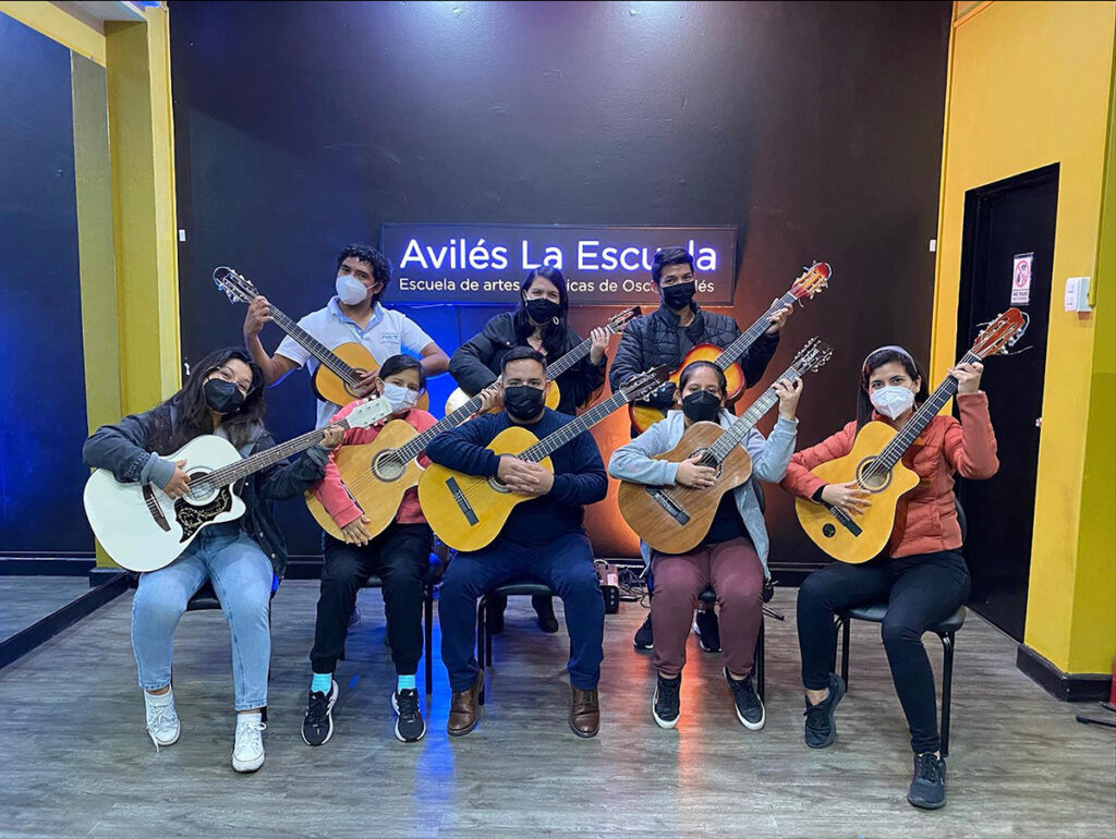 Grupo de estudiantes con guitarras en Avilés La Escuela, centro cultural que continúa el legado de Óscar Avilés en la enseñanza de la música peruana