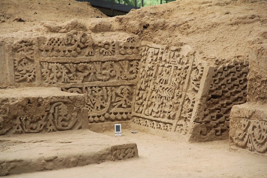 Relieves tallados en adobe de una pirámide ceremonial en el Complejo Arqueológico de Túcume, en Lambayeque, Perú.